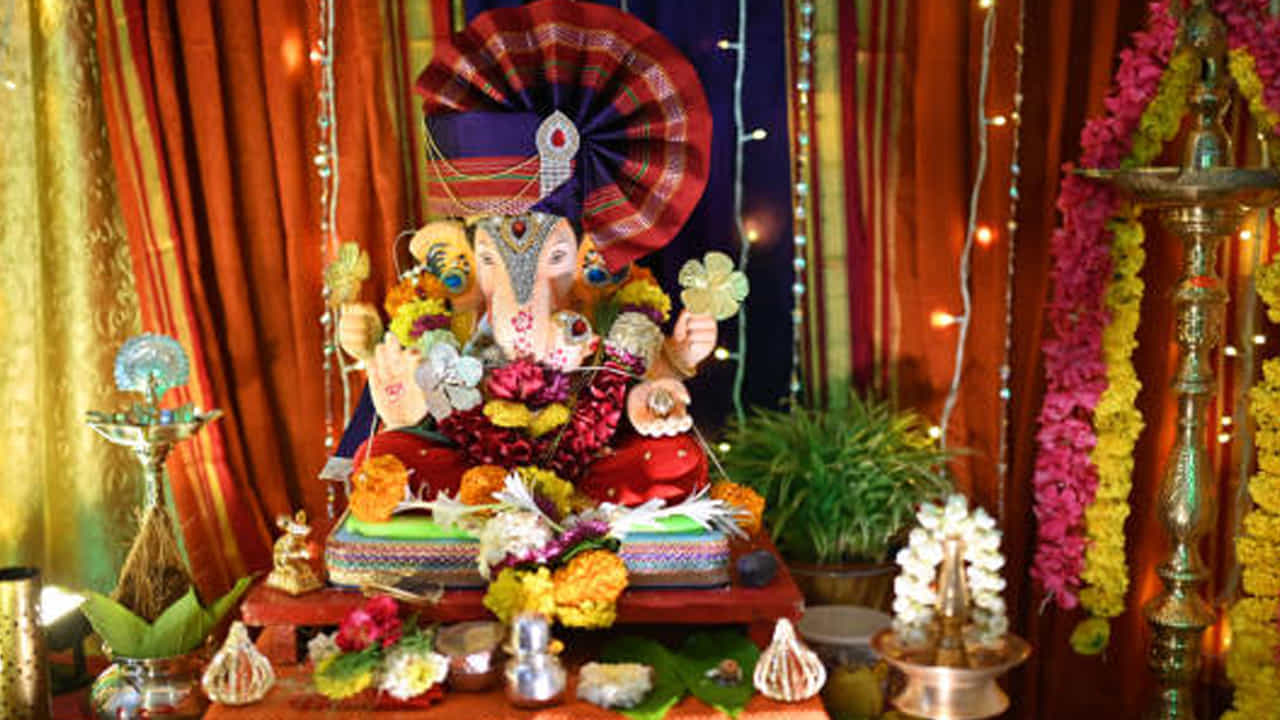 గణేష్ పూజ: ఈ రోజున వినాయకుడిని పూజించండి. వినాయక చవితి రోజున నియమ నిష్టలతో పూజించడం వల్ల సమస్త సమస్యలు తీరుతాయి. గణేశుడి విగ్రహాన్ని ప్రతిష్టించి మోదకాలు, లడ్డూలు, తాజా పుష్పాలను సమర్పించండి. గణేశుడిని సంపద శ్రేయస్సుకు దేవుడిగా కూడా భావిస్తారు. అందుకే ఈ రోజున ఆయనను పూజించడం వల్ల ఇంట్లో ఆనందం సంతోషం. లక్ష్మీదేవి అనుగ్రహం లభిస్తుంది.