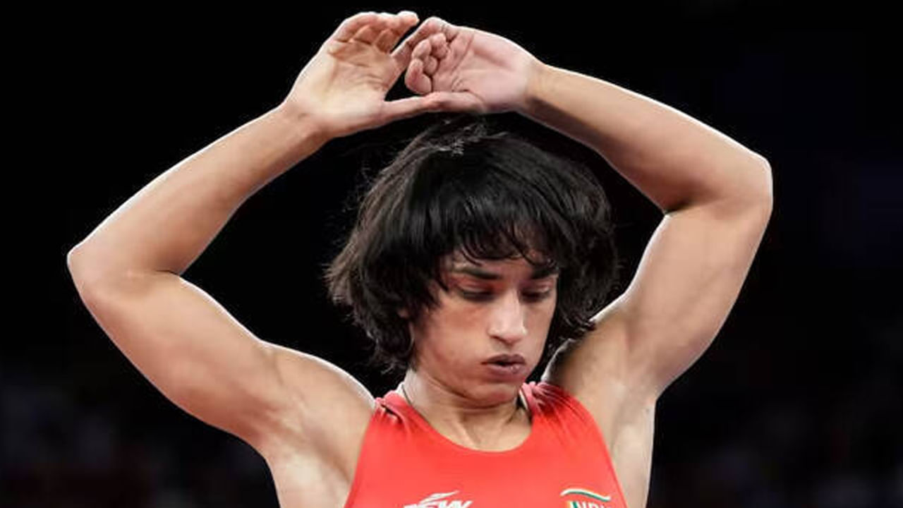 Vinesh Phogat: భారత్‌కు ఊహించని షాక్.. వినేశ్ ఫోగట్‌పై అనర్హత వేటు