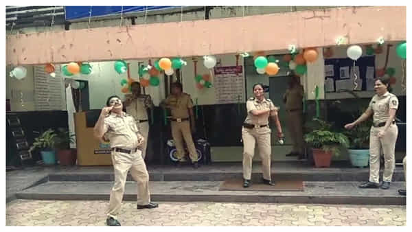 Viral Video: యూనిఫామ్లో సినిమా పాటలకు పోలీసుల డ్యాన్సులు.. వేటు పడిందిగా..