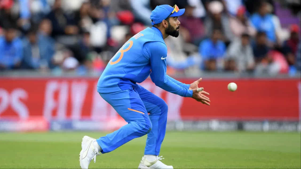 క్యాచ్లు పడితేనే.. మ్యాచ్లు గెలుస్తారు అనే నానుడి క్రికెట్లో ఉంది. ఇలాంటివి ఇప్పటి వరకు చాలా మ్యాచ్లు కూడా చూశాం. అయితే, విరాట్ కోహ్లీకి బ్యాట్తో ఎన్నో మ్యాచ్లు గెలిపించాడని తెలిసిందే. కానీ, కోహ్లీ మాత్రం అంతర్జాతీయ క్రికెట్లో క్యాచ్లు తీసుకోవడంలో చెత్త రికార్డ్ నమోదు చేశాడు. గత ఐదేళ్లుగా వెలువడుతున్న లెక్కల విషయంలో విరాట్ కోహ్లీ ప్రదర్శన అత్యంత దారుణంగా ఉంది. ఈ కాలంలో అతని రికార్డు ఇతర భారత ఆటగాళ్లతో పోలిస్తే చెత్తగా ఉంది. అంతర్జాతీయ క్రికెట్లో, విరాట్ కోహ్లీ క్యాచ్లు తీసుకోలేదనడానికి 2019 సంవత్సరం నుంచి ఇప్పటివరకు ఉన్న డేటా చూపిస్తుంది.