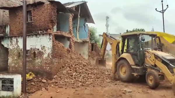 Watch Video: గుడిలో గోడ కూలి 9 మంది చిన్నారులు మృతి.. రూ.4 లక్షల ఎక్స్గ్రేషియా ప్రకటించిన సీఎం