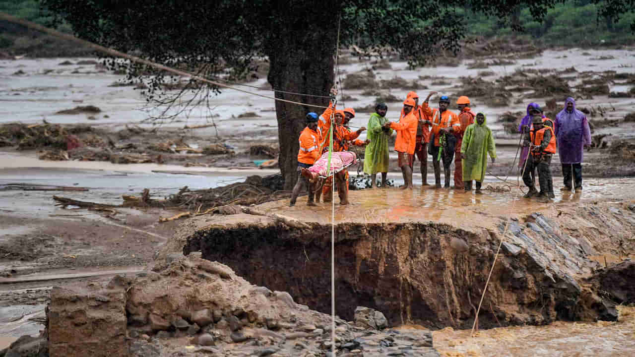 Wayanad Landslide: అయ్యో.. ప్రాణాల కోసం పోరాడి ఓడారు! ఒకరినొకరు పెనవేసుకుని.. ఆ ఇంట హృదయవిదారక దృశ్యం