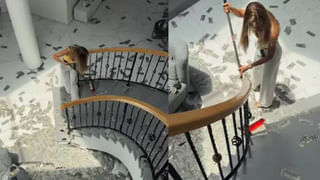 Watch: ఏం పెద్దమనిషివయ్యా..! ఎక్కడా చోటు లేన్నట్టు గొడుగు అడ్డుపెట్టుకుని మరీ రైలు పట్టాలపై ఇలాగేనా..?