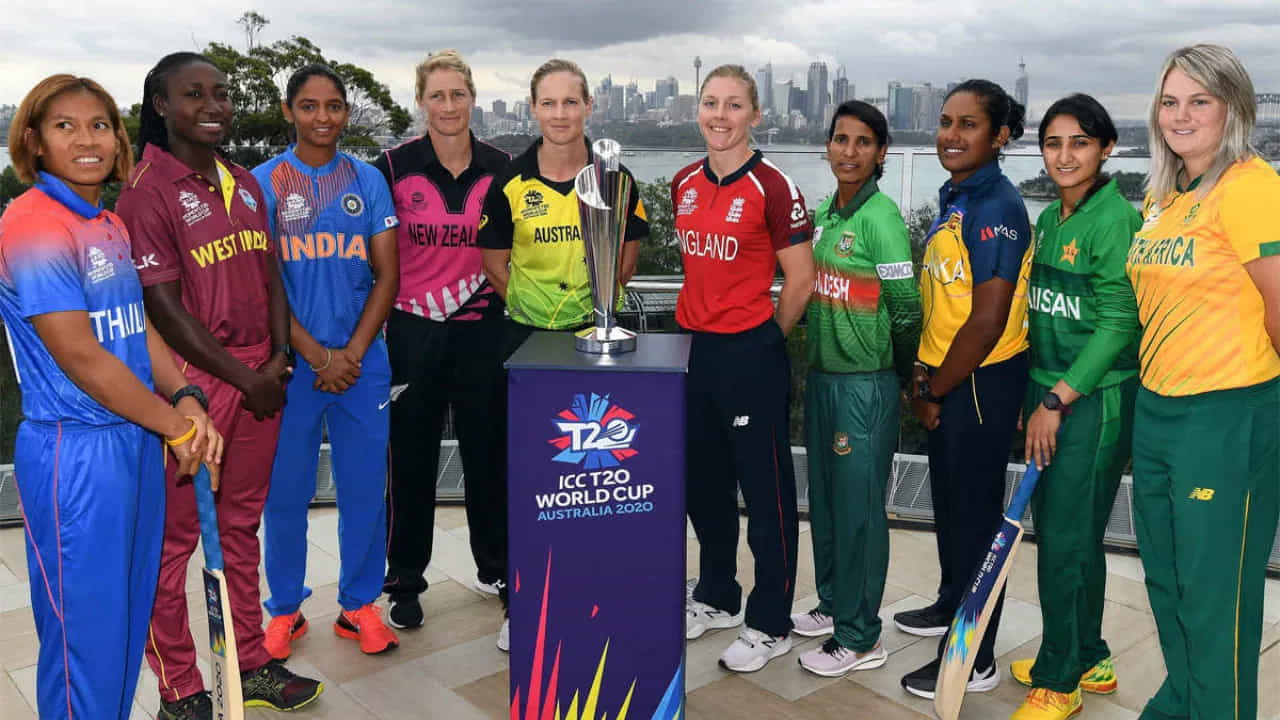 మహిళల T20 ప్రపంచ కప్ బంగ్లాదేశ్లో అక్టోబర్ 3 నుంచి 19 వరకు జరగనుంది. ఇందులో డిఫెండింగ్ ఛాంపియన్ ఆస్ట్రేలియాతో సహా 10 జట్లు పాల్గొంటాయి. ఇందులో భారత మహిళల క్రికెట్ జట్టు కూడా ఉంది.