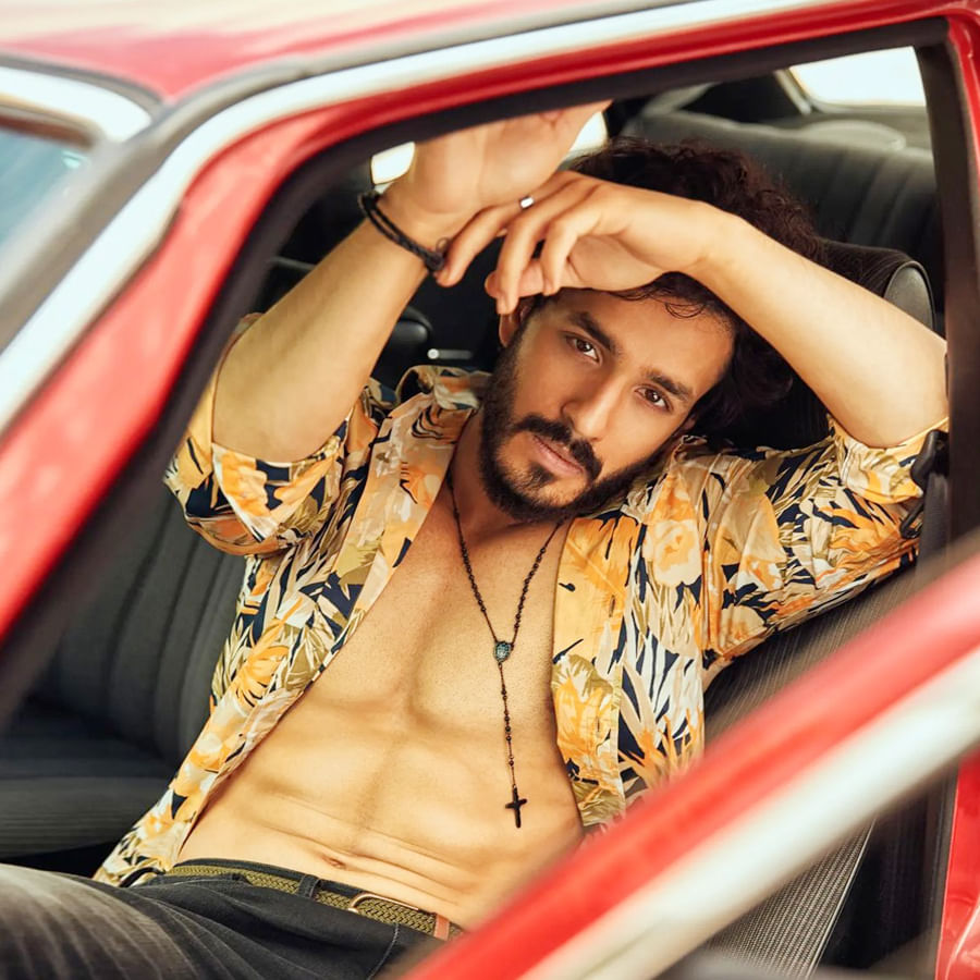 దాంతో ఫ్యూచర్ ప్లానింగ్స్ అన్నీ మారిపోతున్నాయి. ప్రస్తుతం రెండు సినిమాలు ఒకేసారి ఓకే చేసారు అక్కినేని వారసుడు. సుజీత్ దగ్గర అసిస్టెంట్‌గా వర్క్ చేసిన అనిల్ అనే కొత్త దర్శకుడితో.. యువీ క్రియేషన్స్‌లో ఓ సినిమా చేయబోతున్నారు.