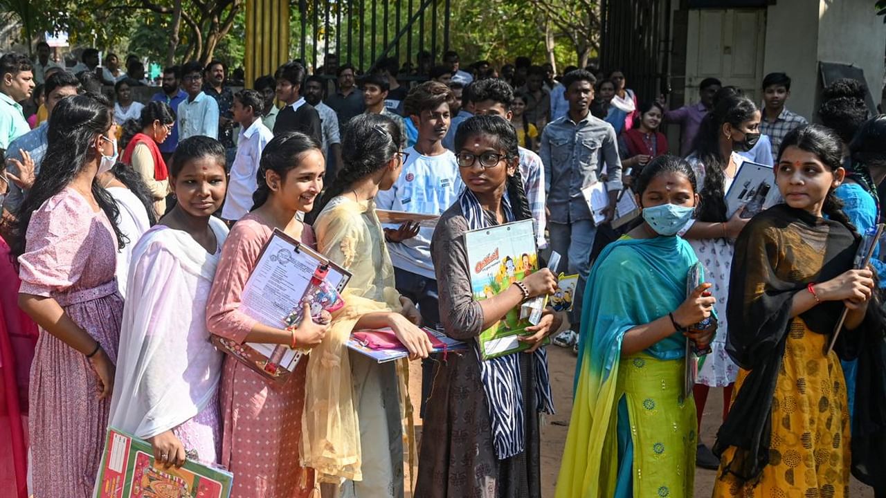 AP CBSE 10th Students: టెన్త్‌ పరీక్షలపై ఏపీ సర్కార్‌ కీలక ప్రకటన.. అయోమయంలో విద్యార్ధులు, ఉపాధ్యాయులు