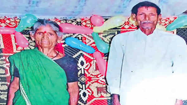 Rajamahendravaram: కోతి ఎంత పని చేసింది.. గుళికల ప్యాకెట్ను టీపొడి ప్యాకెట్గా భావించిన వృద్ధురాలు