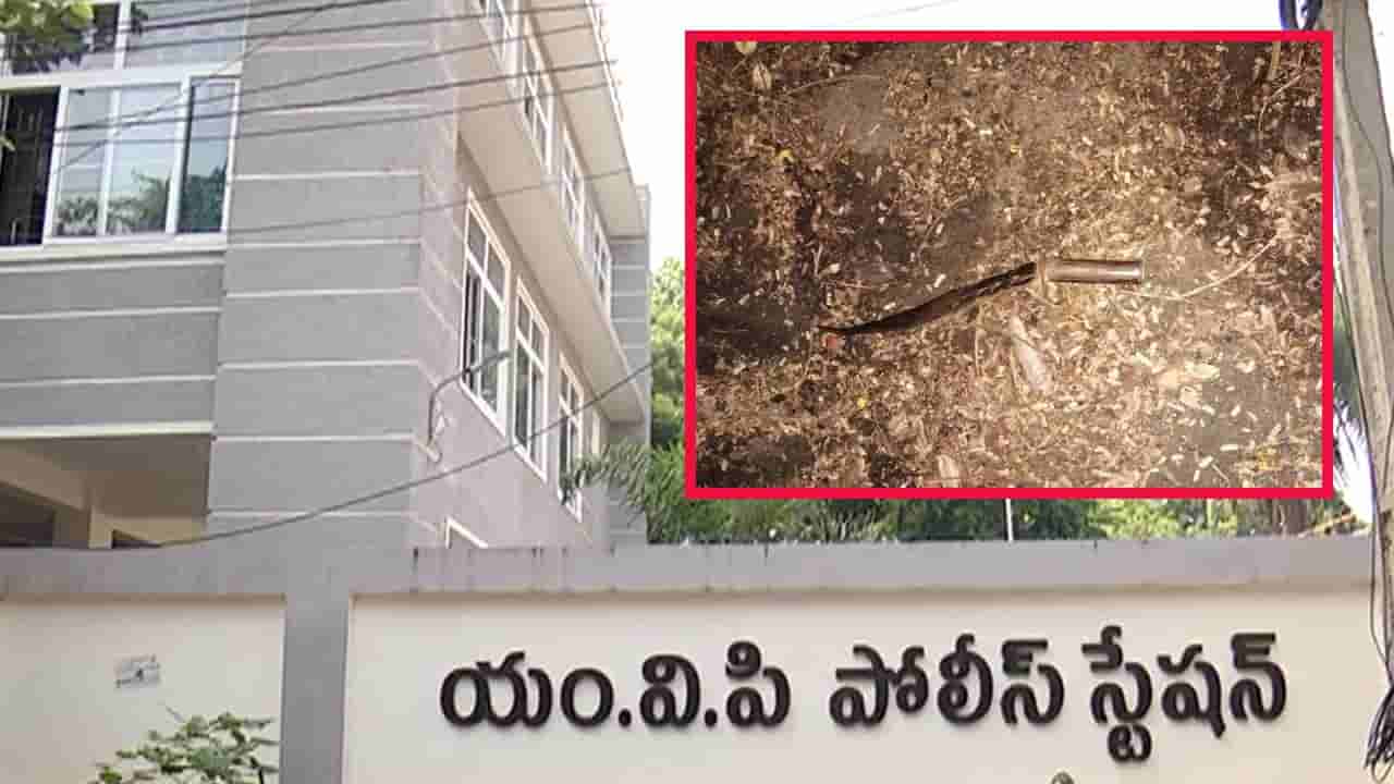 Andhra Pradesh: విశాఖ నడిరోడ్డులో దారుణం.. స్కూటీపై వెళ్తున్న వివాహితపై కత్తితో దాడి..!