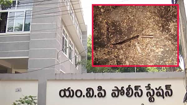 Andhra Pradesh: విశాఖ నడిరోడ్డులో దారుణం.. స్కూటీపై వెళ్తున్న వివాహితపై కత్తితో దాడి..!