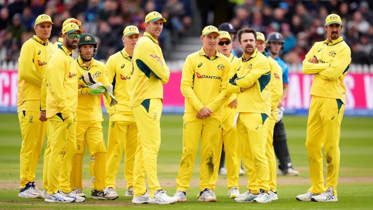 Australia vs England: బ్రిస్టల్‌లోని కౌంటీ గ్రౌండ్‌లో ఇంగ్లండ్‌తో జరిగిన 5వ వన్డే మ్యాచ్‌లో ఆస్ట్రేలియా జట్టు ప్రత్యేక ప్రపంచ రికార్డును లిఖించింది. ఐదుగురు స్పిన్నర్లను ఉపయోగించడం కూడా ప్రత్యేకం. ఈ మ్యాచ్‌లో ఆస్ట్రేలియా జట్టు తాత్కాలిక కెప్టెన్ స్టీవ్ స్మిత్ టాస్ గెలిచి బౌలింగ్ ఎంచుకున్నాడు. అందుకు తగ్గట్టుగానే తొలుత బ్యాటింగ్ చేసిన ఇంగ్లండ్ జట్టు అద్భుత బ్యాటింగ్ ప్రదర్శన కనబరిచింది. ఈ బ్యాటింగ్ ఉన్మాదాన్ని ఆపేందుకు స్మిత్ ఐదుగురు స్పిన్నర్లను ఉపయోగించాడు.