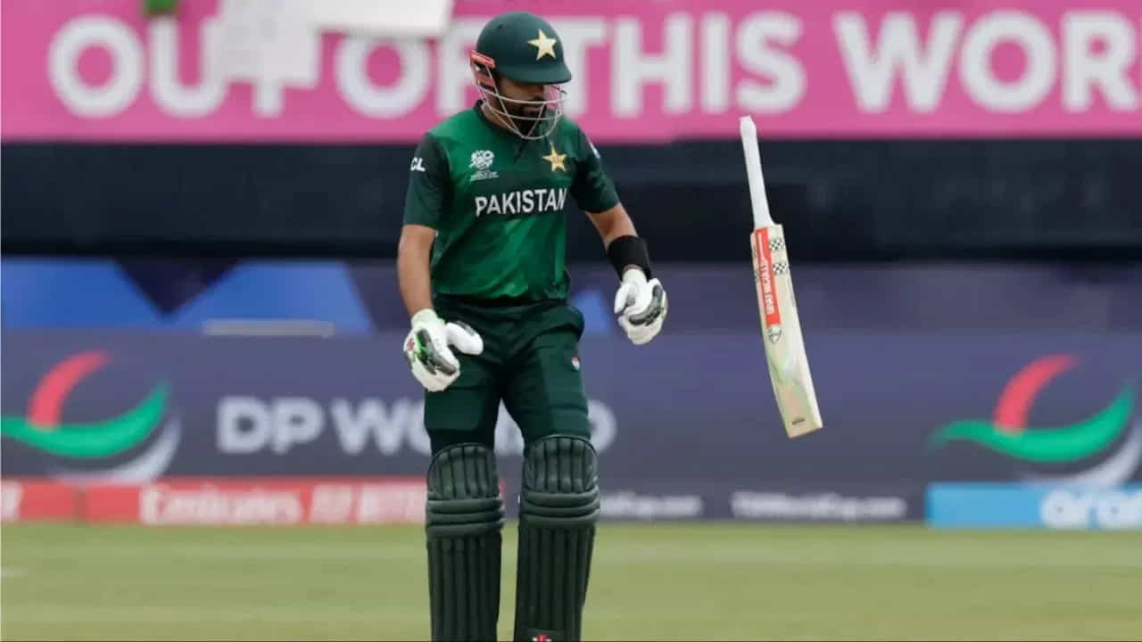 Younis Khan Advises Babar Azam: పాకిస్థాన్ పరిమిత ఓవర్ల కెప్టెన్ బాబర్ ఆజం గత కొన్ని రోజులుగా పేలవమైన ఫామ్తో బాధపడుతున్నాడు. దాంతో బాబర్ నాయకత్వాన్ని కోల్పోవాల్సి వచ్చింది. ఆ తర్వాత మళ్లీ కెప్టెన్సీ బాధ్యతలు స్వీకరించిన బాబర్ ఆటలో ఎలాంటి మార్పు రాలేదు.