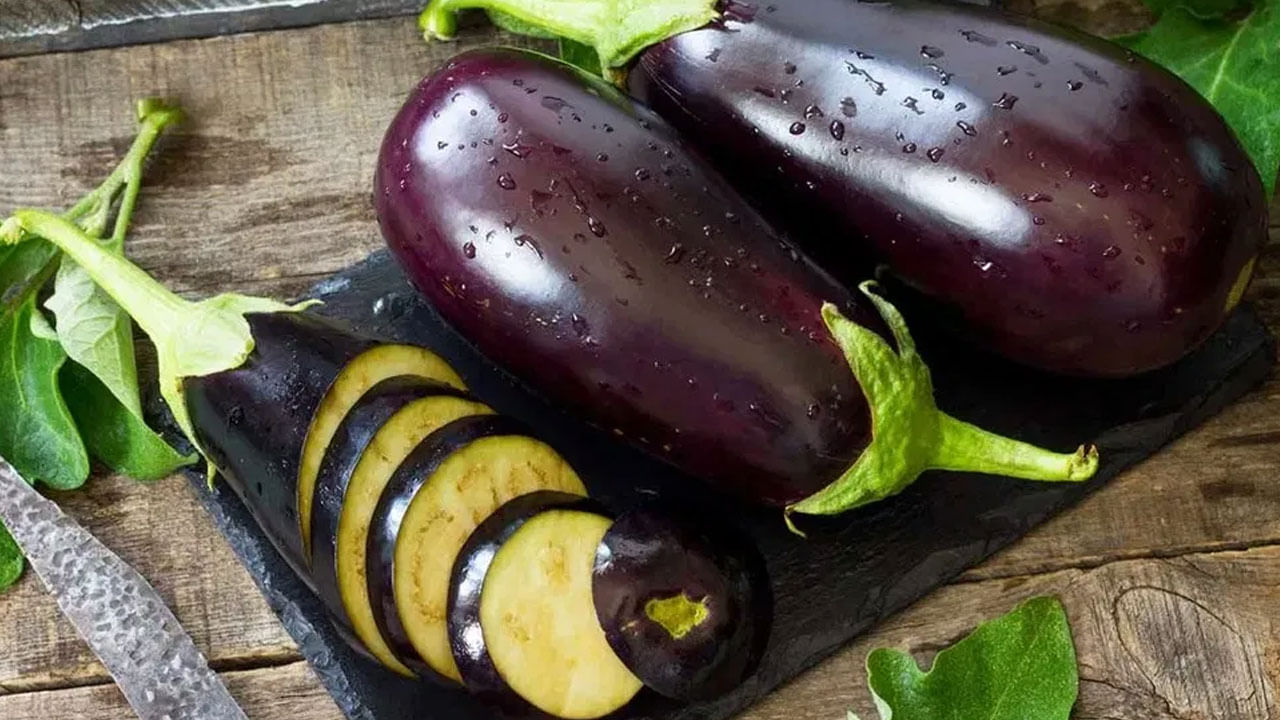 కిడ్నీల్లో రాళ్లు: మూత్రపిండాల వ్యాధి లేదా రాళ్లు ఉన్నవారు వంకాయ తినకుండా ఉండాలి. వంకాయలో ఆక్సలేట్ ఉంటుంది. కిడ్నీలో రాళ్లు ఏర్పడటానికి ప్రధాన కారణం. కిడ్నీల్లో రాళ్ల సమస్య ఉన్నవారు వంకాయను ఆహారంలో చేర్చుకోకుండా ఉండటం మంచిది. 