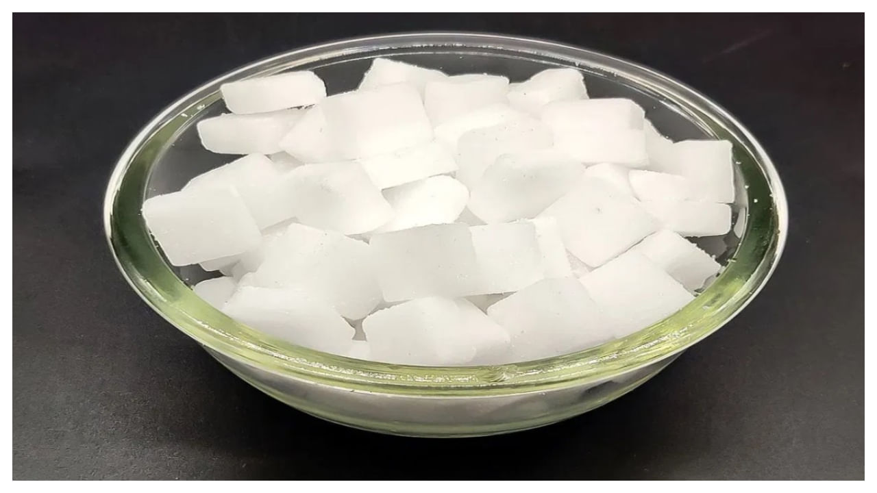 కర్పూరం వాసన చూస్తే తలనొప్పిని తగ్గించుకోవచ్చు. కర్పూరం నుంచి వచ్చే వాసన ఘాటుగా ఉంటుంది. దీంతో మెదడులోని కణాలు యాక్టివ్ అవుతాయి. దీంతో తలనొప్పి తగ్గుతుంది. మీకు తలనొప్పిగా ఉన్నప్పుడు కర్పూరం వాసన చూస్తే సరిపోతుంది.
