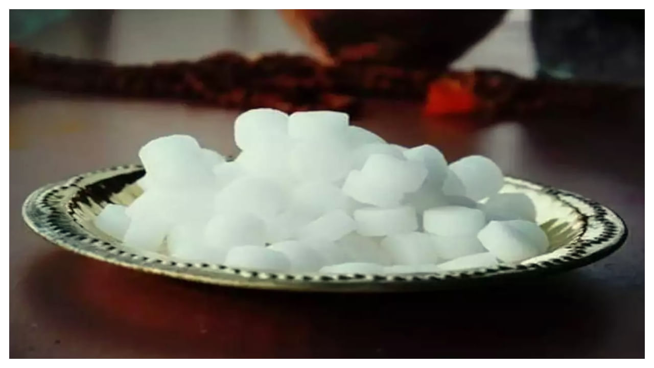 కర్పూరం వాసన చూడటం వల్ల జీర్ణ క్రియ కూడా మెరుగు పడుతుంది. జీర్ణ సంబంధిత సమస్యలతో ఇబ్బంది పడేవారు కర్పూరం వాసన చూస్తే సరిపోతుంది. దీని వాసనను రెగ్యులర్‌గా చూస్తే గ్యాస్, అసిడిటీ, అజీర్తి సమస్యలు తగ్గుతాయి.
