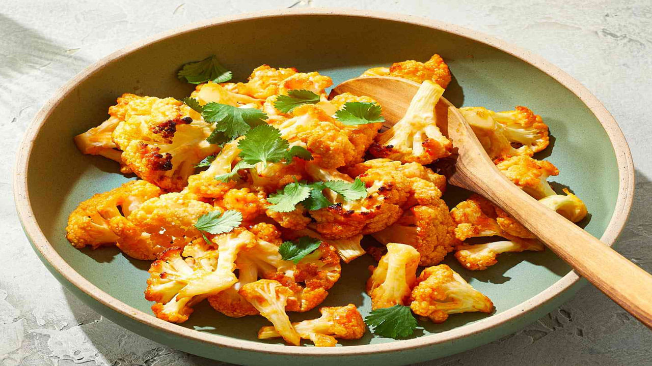 న్యూట్రిషన్, డైటెటిక్స్ విభాగం ప్రచురించిన ఒక పరిశోధన ప్రకారం.. కాలీఫ్లవర్ ఆకులు ఐరన్‌ గొప్ప మూలం. అటువంటి సందర్భాలలో దాని వినియోగం రక్త లోపాన్ని తొలగించడానికి ప్రయోజనకరంగా ఉంటుందని రుజువు చేస్తుంది. అనేక శాస్త్రీయ అధ్యయనాలలో రక్తహీనత చికిత్సలో కాలీఫ్లవర్‌ ఆకులు కూడా ప్రభావవంతంగా పరిగణించబడతాయి. ఈ ఆకులు  అనేక రకాల తీవ్రమైన గుండె జబ్బుల నుండి రక్షించడానికి పని చేస్తాయి.