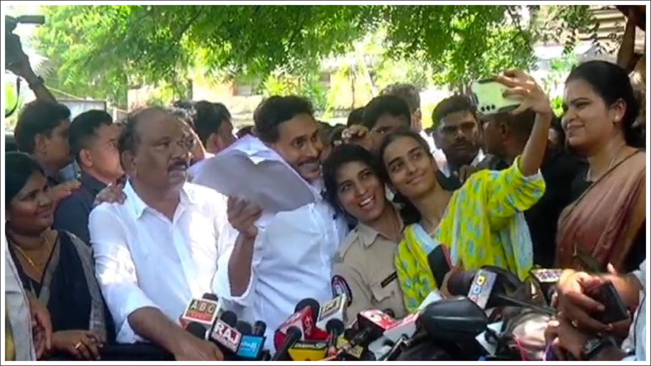 Jagan Selfie: సెల్ఫీకి ఛార్జ్ మెమో.. వివాదాస్పదమైన జైలు కానిస్టేబుల్ సెల్ఫీ..