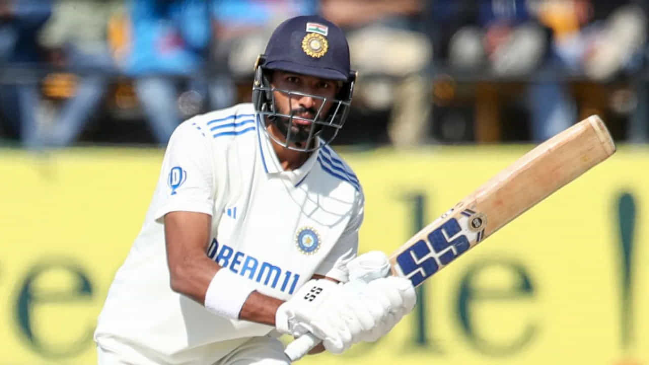 ఎందుకంటే, ఇండియా డి జట్టుకు పడిక్కల్ తప్ప మరే బ్యాట్స్మెన్ ఎక్కువసేపు క్రీజులో నిలవలేకపోయారు. పడిక్కల్ చేసిన 92 పరుగులే దీనికి ఉదాహరణ. మొత్తం జట్టు కేవలం 183 పరుగులకే ఆలౌటైంది.