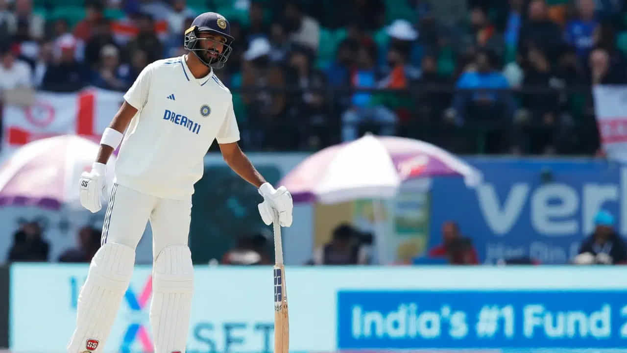 ఈ ఏడాది ప్రారంభంలో ఇంగ్లండ్తో టెస్టు సిరీస్లో ఆడే అవకాశం దేవదత్ పడిక్కల్కు లభించింది. అవకాశాన్ని సద్వినియోగం చేసుకున్న అతను తన తొలి ఇన్నింగ్స్లో 65 పరుగులు చేశాడు. అయితే, ఇప్పుడు బంగ్లాదేశ్తో తొలి టెస్టు మ్యాచ్కు ఎంపిక చేసిన జట్టులో అతనికి చోటు కల్పించలేదు.