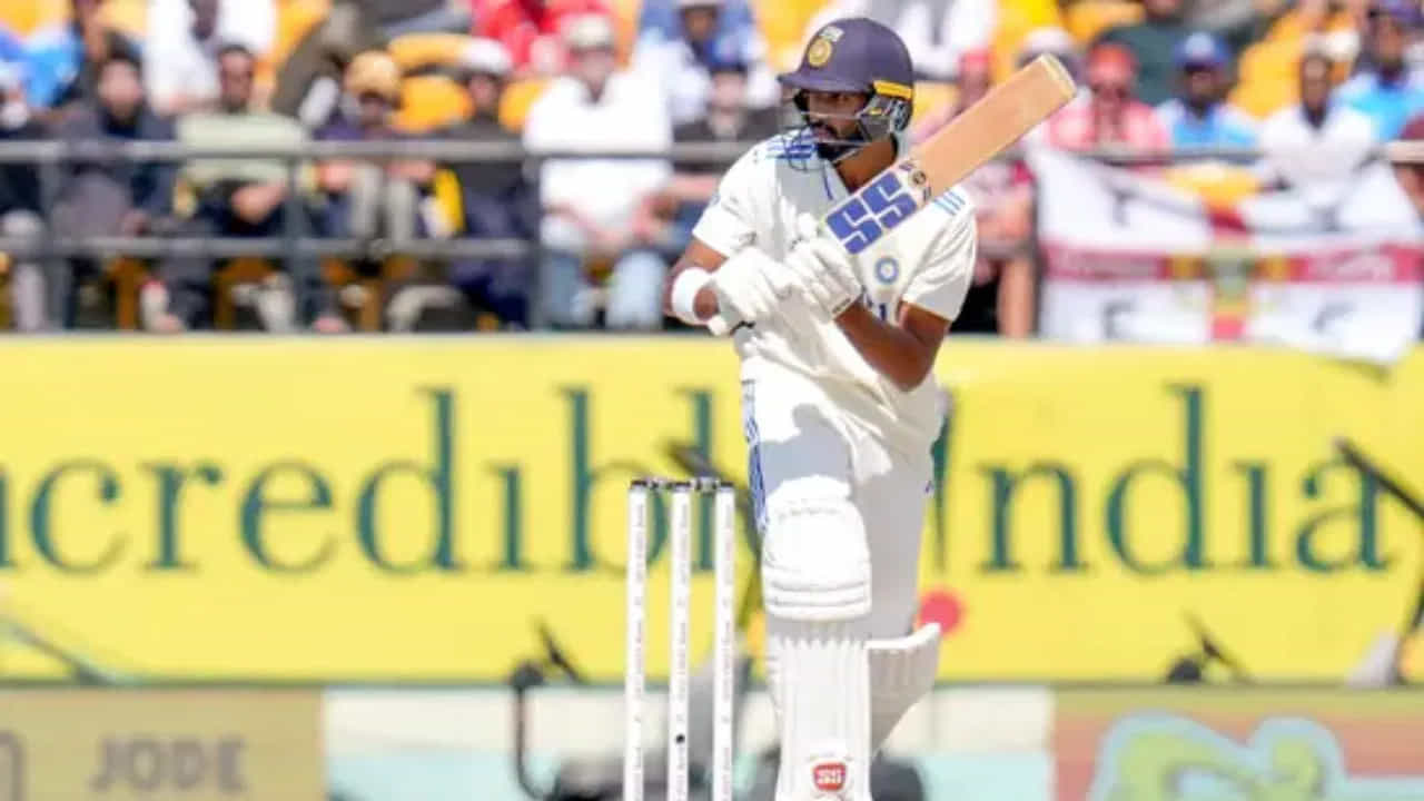 ఇటీవలి కాలంలో దేశవాళీ క్రికెట్లో దేవదత్ పడిక్కల్ అద్భుత ప్రదర్శన చేశాడు. అతను ఇప్పటివరకు 33 ఫస్ట్ క్లాస్ మ్యాచ్లు ఆడాడు. ఈ మ్యాచ్ల్లో అతను 44.30 సగటుతో 2348 పరుగులు చేశాడు. ఇందులో 14 అర్ధసెంచరీలు, 6 సెంచరీలు ఉన్నాయి.
