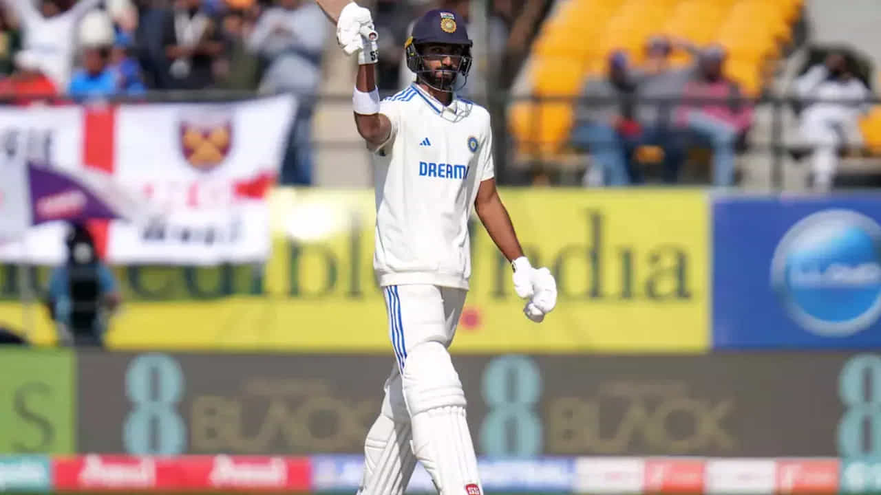 దులీప్ ట్రోఫీలో భాగంగా భారత్ ఎ, ఇండియా డి మధ్య మూడో మ్యాచ్ జరుగుతోంది. ఇండియా డి తరపున ఆడుతున్న దేవదత్ పడిక్కల్ ఈ మ్యాచ్ తొలి ఇన్నింగ్స్లో 124 బంతులు ఎదుర్కొని 15 బౌండరీలతో 92 పరుగులు చేశాడు. కానీ, కేవలం 8 పరుగుల తేడాతో సెంచరీ మిస్సయ్యాడు. అయితే, పడిక్కల్ ఇన్నింగ్స్కు సర్వత్రా ప్రశంసలు లభిస్తున్నాయి.