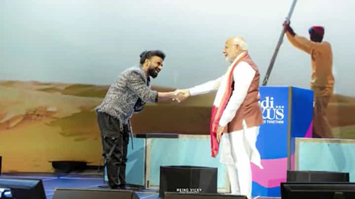 Modi US visit: వాటే సీన్.. దేవీ.. హర్ ఘర్ తిరంగా సాంగ్ పాడుతుండగా.. ప్రధాని ఎంట్రీ.. Modi US visit: వాటే సీన్.. దేవీ.. హర్ ఘర్ తిరంగా సాంగ్ పాడుతుండగా.. ప్రధాని ఎంట్రీ..