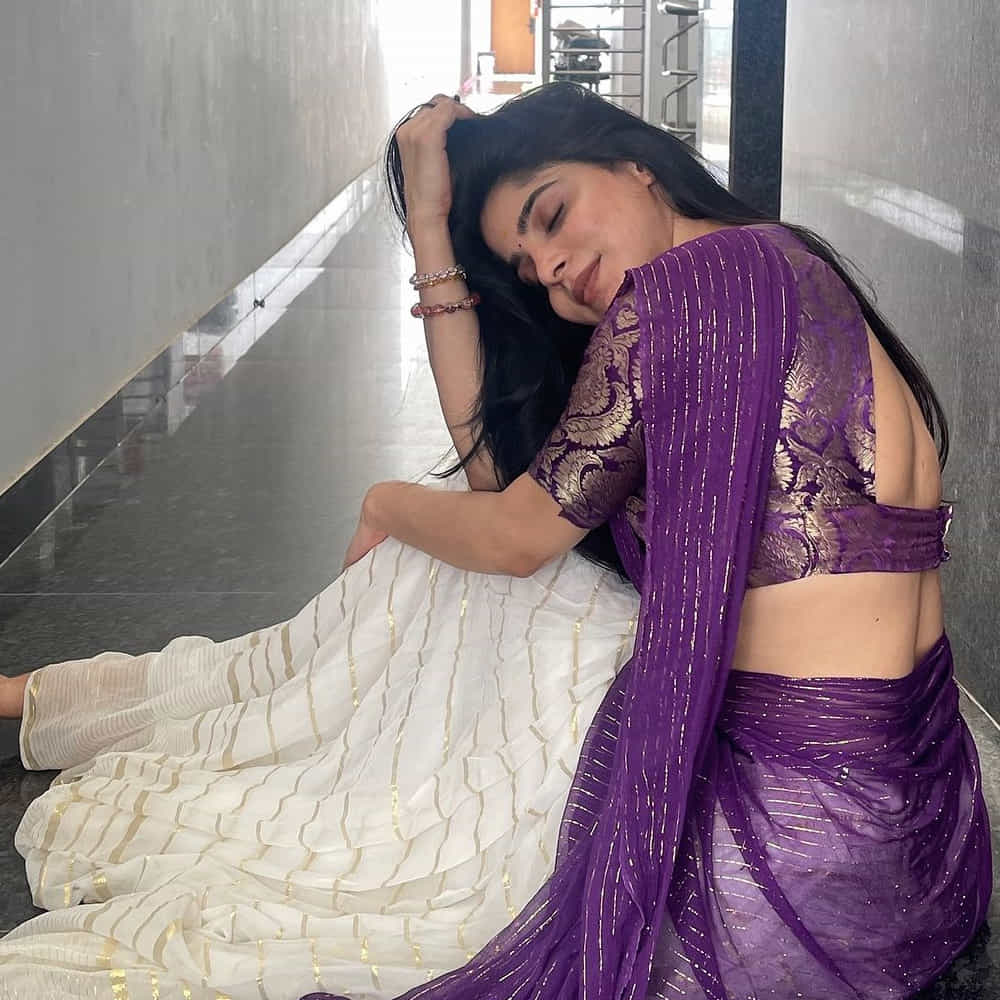 అందం, అభినయంతో మొదటి సినిమాతోనే బాక్సాఫీస్ వద్ద సంచలనం సృష్టించింది. కోయంబత్తూరుకు చెందిన దివ్యభారతి మోడలింగ్ రంగంలో పీసీగా పని చేస్తూ సినిమా అవకాశాలను అందుకుంది.