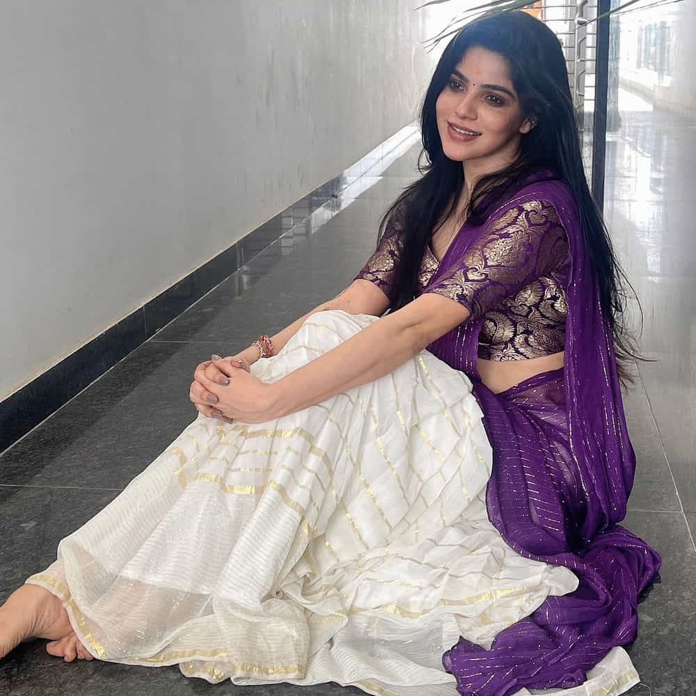 మ్యూజిక్ డైరెక్టర్ జీవీ ప్రకాష్ హీరోగా నటించిన బ్యాచిలర్ మూవీతో హీరోయిన్ గా వెండితెరకు పరిచయమయ్యింది. ఫస్ట్ మూవీతోనే సూపర్ హిట్ అందుకుంది. ఇందులో గ్లామర్ లుక్స్, యాక్టింగ్ తో అందరి దృష్టిని ఆకర్షించింది.