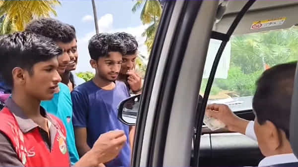 గణేష్ చందా ఇచ్చిన డాక్టర్. ఎంపీ.మంజునాథ్.. నంబర్ చూసి నోరెళ్లబెట్టిన యువకులు..