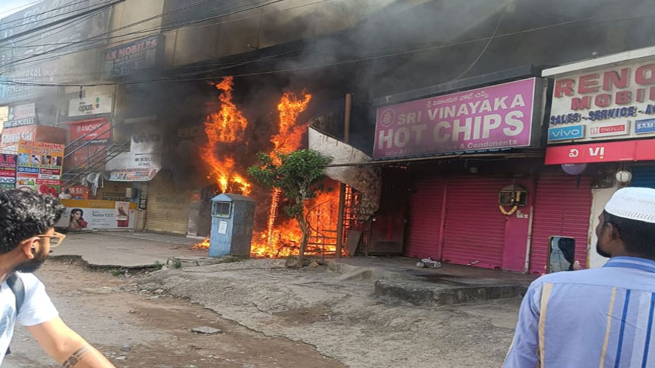 Hyderabad: బ్యాటరీ ఛార్జ్ చేస్తుండగా ఎలక్ట్రిక్ బైక్లో మంటలు.. మెడికల్ షాపు దగ్ధం..!