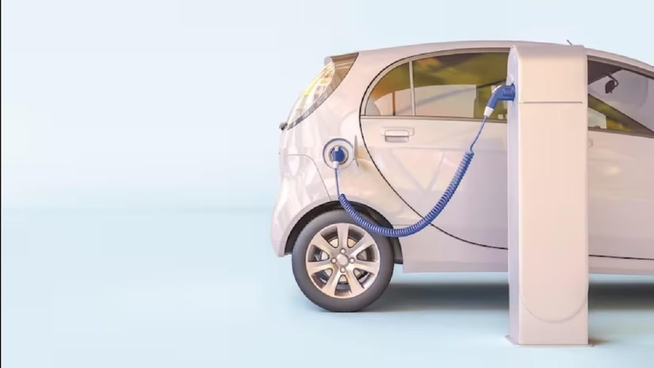 EV Subsidies: ఎలక్ట్రిక్ వాహనాలను ప్రోత్సహించేందుకు కేంద్రం నయా పాలసీ.. కొనుగోలుదారులకు లాభమేనా..? EV Subsidies: ఎలక్ట్రిక్ వాహనాలను ప్రోత్సహించేందుకు కేంద్రం నయా పాలసీ.. కొనుగోలుదారులకు లాభమేనా..?