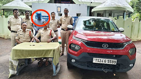 Srisailam: మల్లన్న గుడిలో నకిలీ పోలీస్ రుబాబు.. వీఐపీ మర్యాదలు కావాలంటూ పోలీసులకు పురమాయింపు!