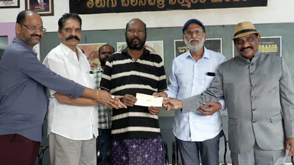 Fish Venkat: ఫిష్ వెంకట్ దీన స్థితి చూసి చలించిపోయిన ప్రముఖ నిర్మాత.. ఆర్థిక సాయం అందజేత
