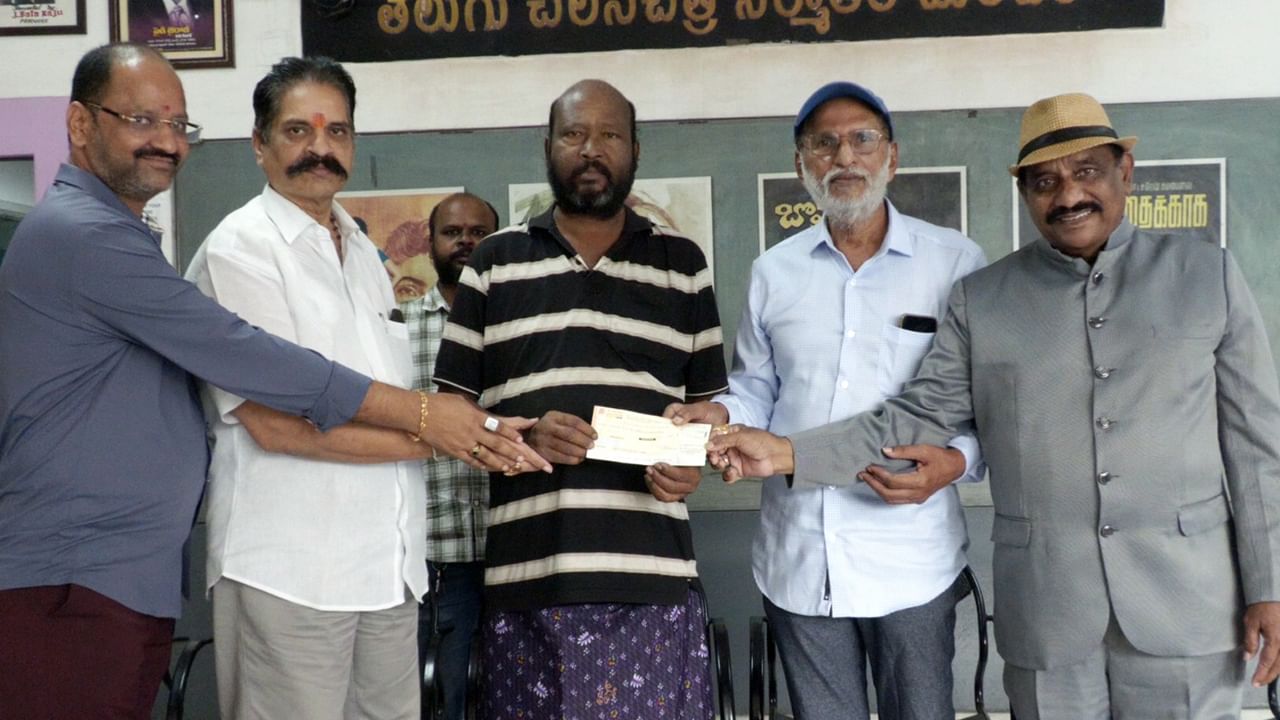 Fish Venkat: ఫిష్ వెంకట్ దీన స్థితి చూసి చలించిపోయిన ప్రముఖ నిర్మాత.. ఆర్థిక సాయం అందజేత