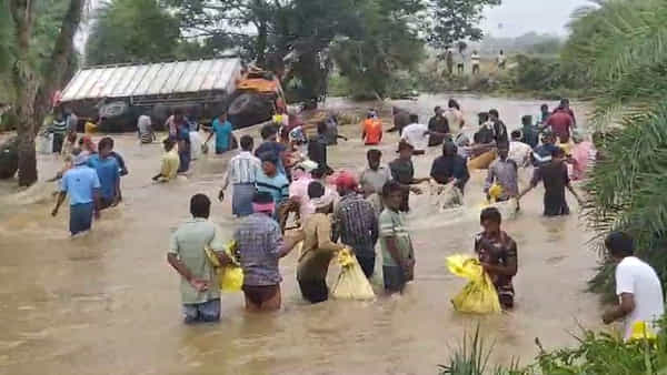 Watch: రాళ్ళవాగు ఉధృతికి కొట్టుకుపోయిన డీసీఎం ఐదుగురు గల్లంతు..! అక్కడే చేపల కోసం ఎగబడ్డ జనం.. మరీ ఇంత కక్కుర్తా