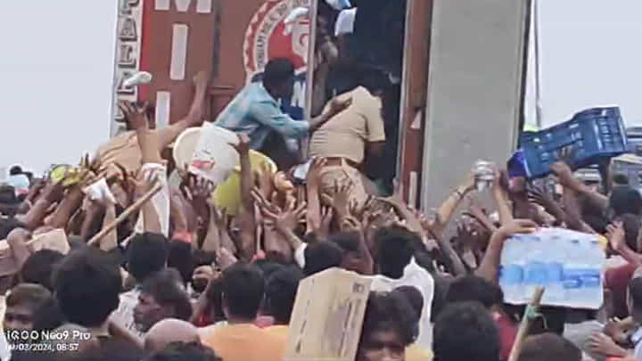 Vijayawada: సింగ్ నగర్ వరద కన్నీటికి సాక్ష్యం ఈ దృశ్యాలే.. పాల ప్యాకెట్ల కోసం.. Vijayawada: సింగ్ నగర్ వరద కన్నీటికి సాక్ష్యం ఈ దృశ్యాలే.. పాల ప్యాకెట్ల కోసం..