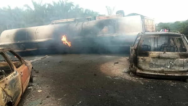 Petrol Tank: రోడ్డుపై పేలిన ఆయిల్ ట్యాంకర్.. 25 మందికిపైగా మృతి
