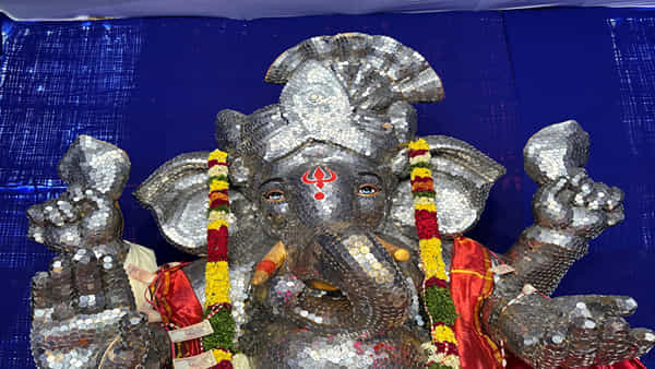 వెరైటీ వినాయకుడు.. డిఫరెంట్గా కాయిన్స్తో బొజ్జ గణపయ్య.. చూసేందుకు క్యూకడుతున్న ప్రజలు