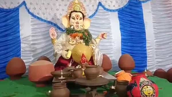 కులవృత్తిని కాపాడుకునేందుకే స్పెషల్ థీమ్.. భక్తులను విశేషంగా ఆకట్టుకుంటున్న కమ్మరి గణనాధుడు..