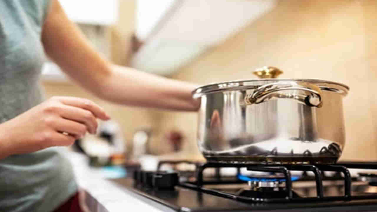 Kitchen Hacks: ఇంట్లో గ్యాస్ సిలిండర్ త్వరగా ఖాళీ అవుతుందా..? ఐతే ఇలా చేయండి..