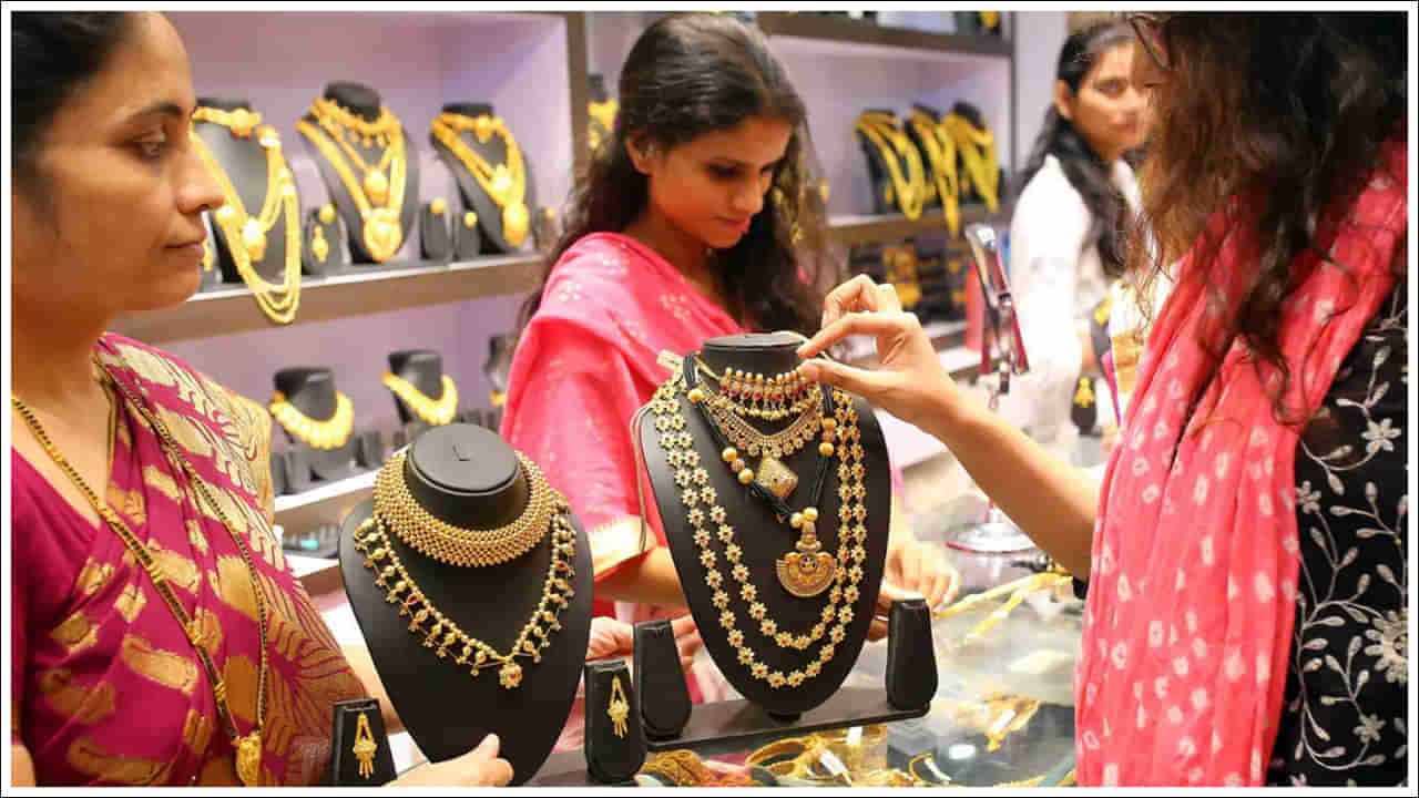 Gold Price Today: మహిళలకు షాకిస్తున్న బంగారం ధరలు.. ఎంత పెరిగిందో తెలుసా..?