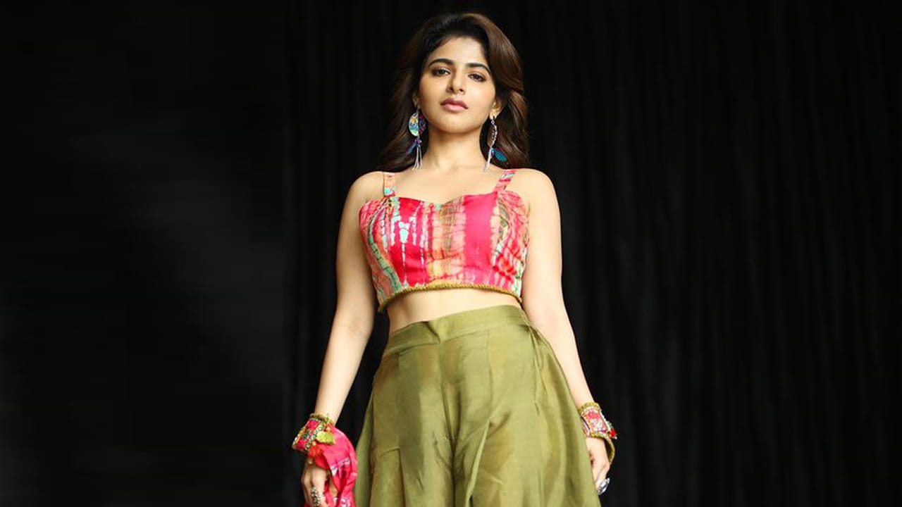 8 మే 1995న తమిళనాడులోని ఈరోడ్ లో జన్మించింది అందాల తార ఐశ్వర్య మీనన్. ఈమె కుటుంబం కేరళలోని చేందమంగళని చెందినది. తమిళనాడులోని ఈరోడ్లో వెల్లలార్ మెట్రిక్యులేషన్ స్కూల్లో పాఠశాల విద్యను అభ్యసించింది ఈ ముద్దుగుమ్మ.