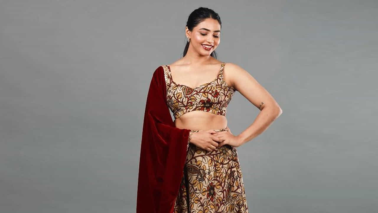 కాంతార సినిమాతో మంచి గుర్తింపు తెచ్చుకుంది అందాల భామ సప్తమీ గౌడ. కన్నడ భాషలో సినిమాలు చేసిన ఈ ముద్దుగుమ్మ కాంతారా సినిమాతో ఫెమస్ అయ్యింది. ఈ సినిమాలో డీ గ్లామర్ రోల్ లో నటించి మెప్పించింది.