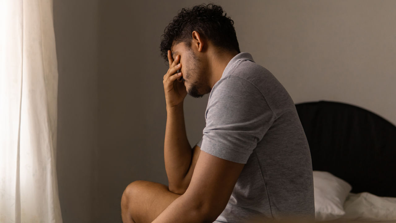 దోసకాయ నీళ్లు తాగడం వల్ల కూడా హ్యాంగోవర్ నుంచి రిలీఫ్ పొందవచ్చు. దోసకాయను నీటిలో వేసి ఓ గంట తర్వాత ఆ నీటిని తాగాలి. ఇందులో మెగ్నీషియం, పొటాషియం, ఎలక్ట్రోలైట్లు మెండుగా ఉంటాయి. ఇందులో నిమ్మకాయ కూడా పిండుకుని తాగవచ్చు.
