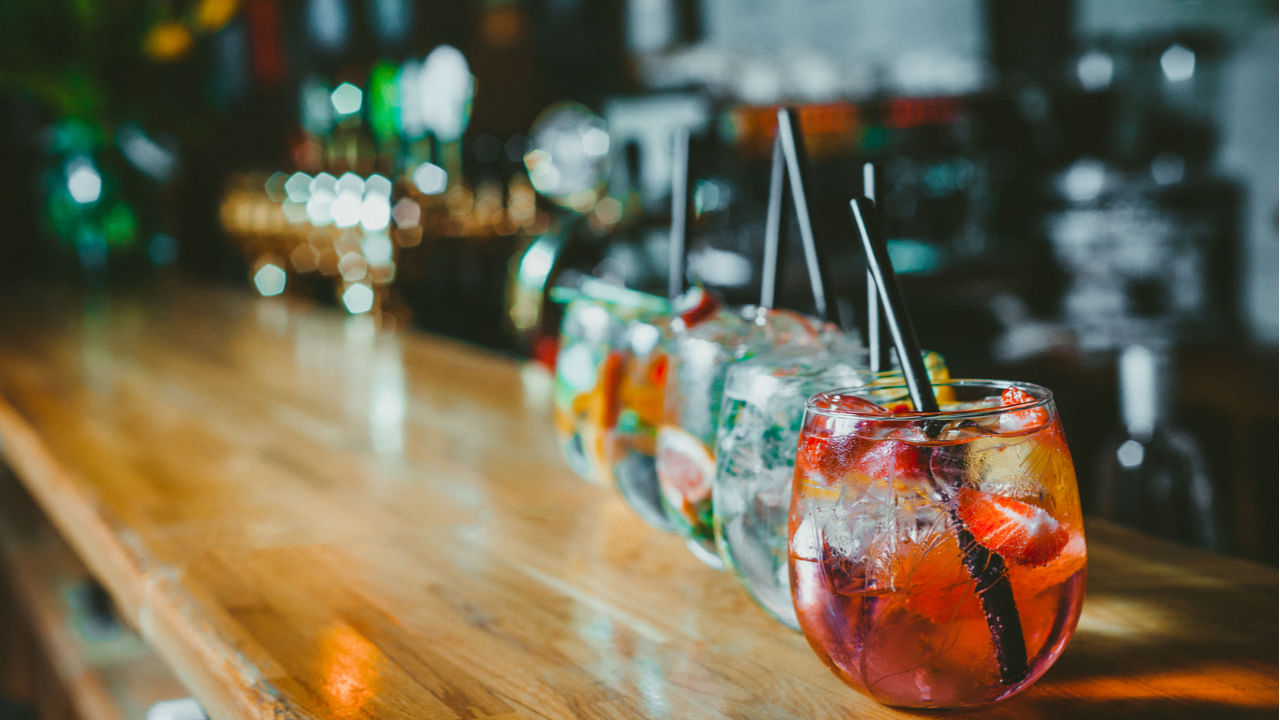 హ్యాంగోవర్‌ను తగ్గించడంలో టమాటా జ్యూస్ ఎంతో చక్కగా పని చేస్తుంది. ఈ జ్యూస్‌లో యాంటీ ఆక్సిడెంట్లు ఎక్కువగా ఉంటాయి. ఇది శరీర వాపు, కండరాల నొప్పులు, తలనొప్పి తగ్గుతాయి. వికారం, వాంతులు కూడా త్గుగతాయి.
