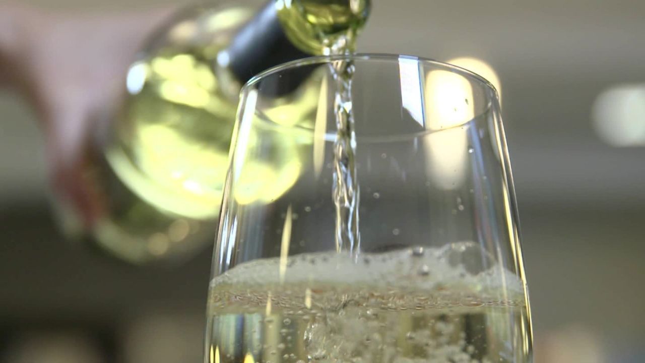 కొబ్బరి నీళ్లతో కూడా హ్యాంగోవర్‌ను తగ్గించుకోవచ్చు. ఇందులో పొటాషియం, మెగ్నీషియం, ఎలక్ట్రోలైట్లు లభిస్తాయి. ఉదయం లేవగానే ఈ నీటిని తాగితే హ్యాంగోవర్ నుంచి బయట పడొచ్చు. బాడీ కూడా హైడ్రేట్‌గా ఉంటుంది.
