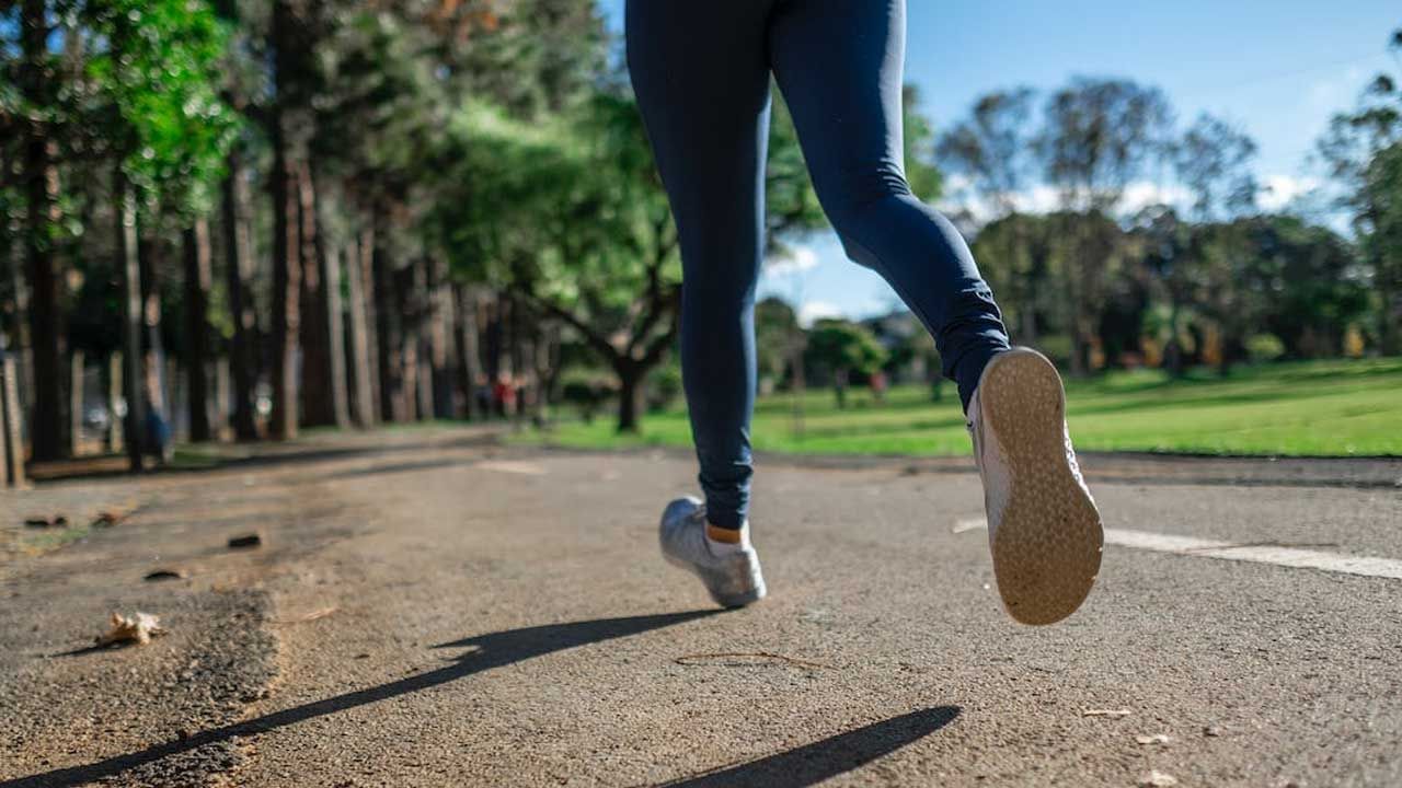 ఈ విషయాలను కూడా గుర్తుంచుకోండి: శరీరం శక్తి కోసం సమతుల్య ఆహారం తీసుకోవడం చాలా ముఖ్యం. అలాగే నీళ్లు తాగడం మర్చిపోవద్దు. శరీరంలో నీరు లేకపోవడం వల్ల కూడా అలసట వస్తుంది. ఇది కాకుండా, మీరు నిరంతరం అలసిపోయినట్లు అనిపిస్తే వైద్యుడిని సంప్రదించండి.