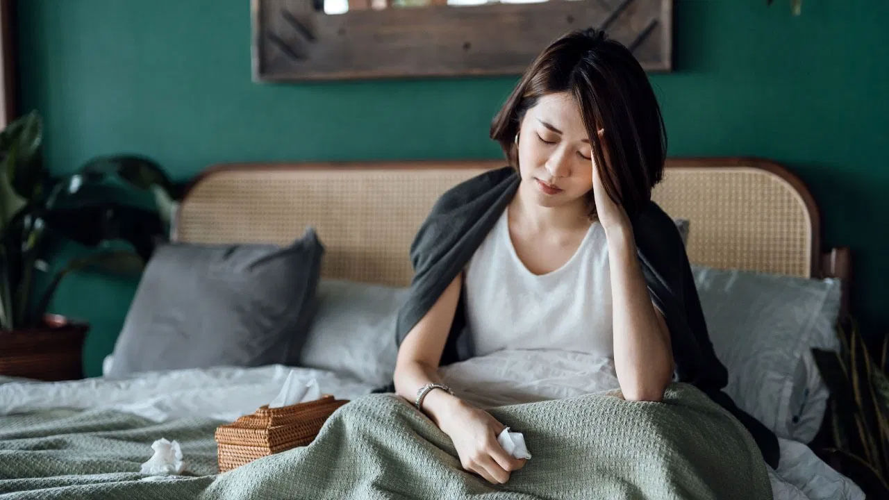 కష్టపడి పనిచేసిన తర్వాత అలసిపోవడం సహజం.. కానీ సాధారణంగా అలాంటి అలసట రాత్రి నిద్ర తర్వాత పోతుంది. అటువంటి పరిస్థితిలో, మీరు ఉదయం నిద్రలేచిన తర్వాత కూడా అలసిపోయినట్లు అనిపిస్తే, అప్పుడు జాగ్రత్తగా ఉండాలని వైద్య నిపుణులు చెబుతున్నారు. అయితే.. నేటి బిజీ లైఫ్‌లో అలసట అనేది ఒక సాధారణ సమస్యగా మారింది. పని ఒత్తిడి, ఒత్తిడి, నిద్రలేమి వంటి అనేక కారణాలు మిమ్మల్ని అలసిపోయేలా చేస్తాయి. అయితే మీ అలసటకు కొన్ని పోషకాల లోపం కూడా కారణం కావొచ్చు.. మీ శరీరం ఎప్పుడూ అలసిపోయేలా చేయడానికి కారణమయ్యే 5 అటువంటి లోపాల గురించి ఇప్పుడు తెలుసుకోండి..