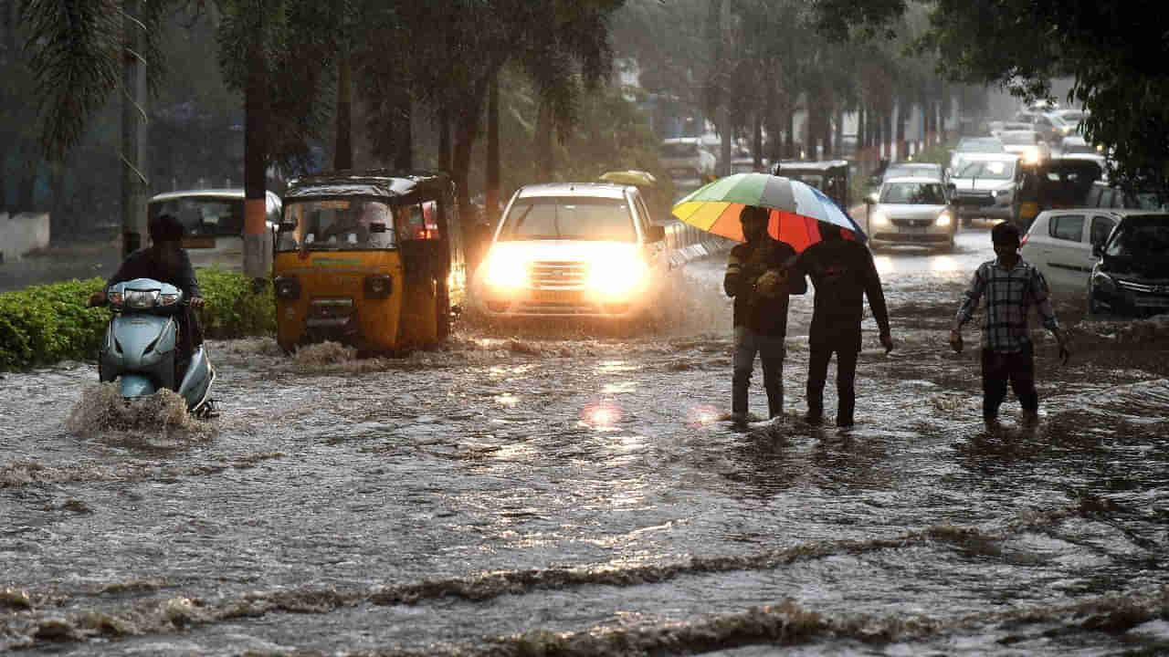 TG Rains: హైదరాబాద్‌లో ఒక్కసారిగా మారిన వాతావరణం.. పలుప్రాంతాల్లో దంచికొట్టిన వాన