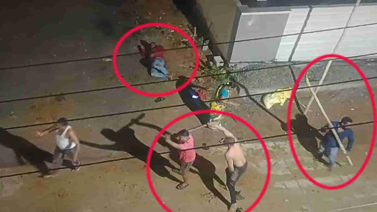 Hyderabad: అమానుషం.. ఇంటి ముందు తెలియక చేసిన పనికి.. వ్యక్తిని నడిరోడ్డుపై చితకబాదారు..!