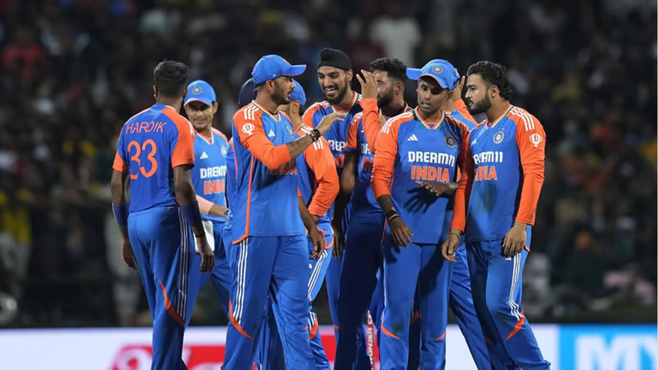 India vs Bangladesh: బంగ్లాదేశ్‌తో టీ20 సిరీస్‌కు భారత జట్టును ప్రకటించారు. 15 మంది సభ్యులతో కూడిన ఈ జట్టులో ఆరుగురు ఆల్ రౌండర్లు ఉండడం విశేషం. మరో ఇద్దరికి వికెట్ కీపర్‌గా స్థానం కల్పించారు. అలాగే, ఇద్దరు మాత్రమే పర్ఫెక్ట్ బ్యాట్స్‌మెన్స్‌గా ఎంపికయ్యారు.